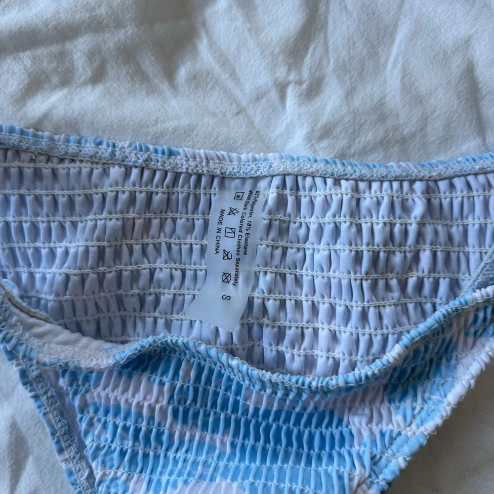 Bikini - Picture 2 of 2